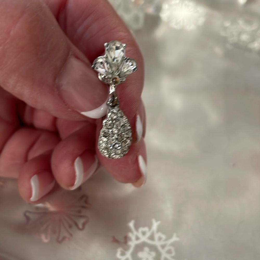 Gorgeous Mid Century Modern rhinestone pineapple look clip on drop earrings